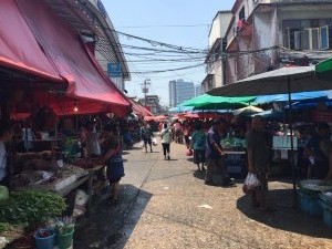 Khlong Toey Wet Market Aisle2       